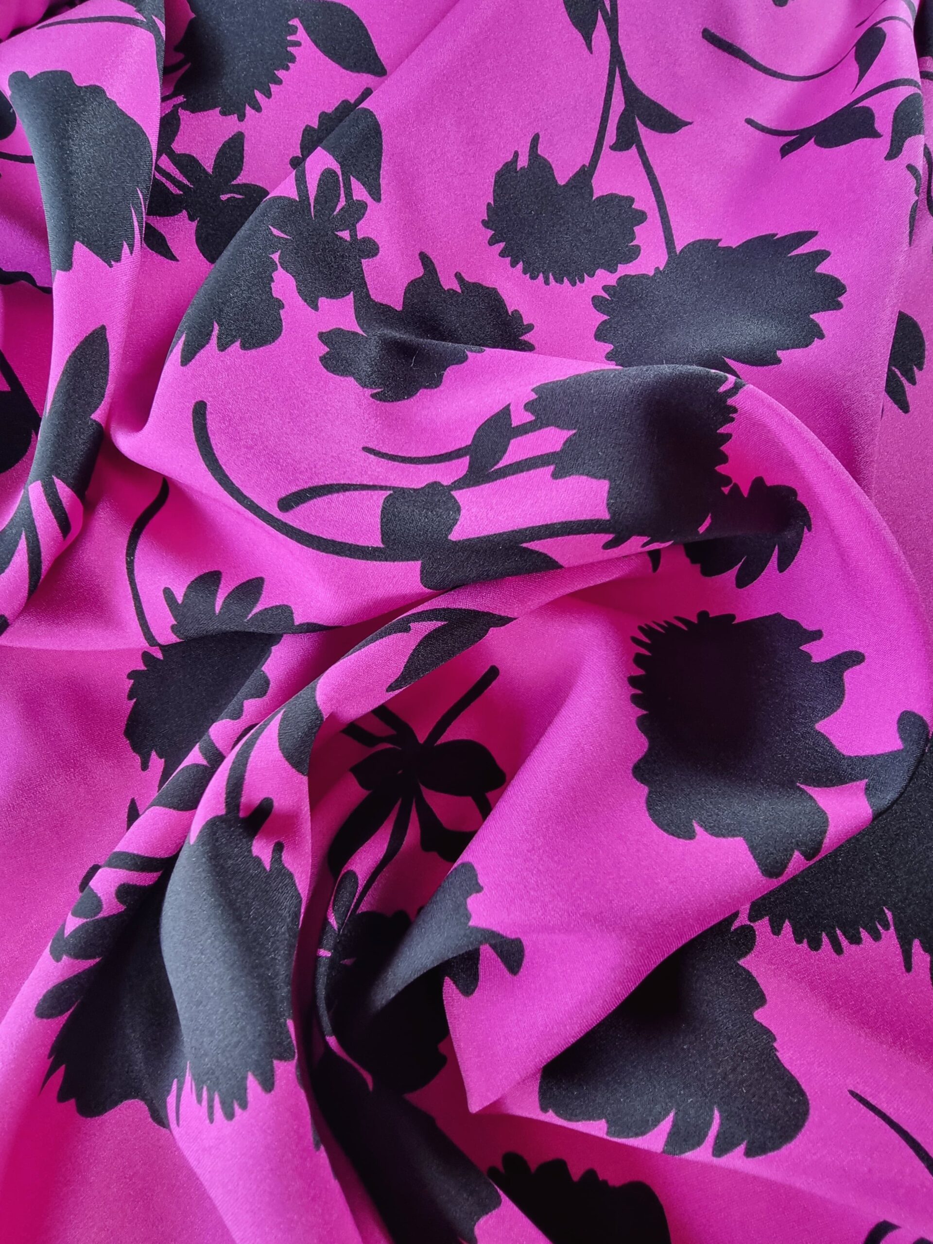 Tesatura crepe de chine din matase naturala - Imprimeu cu flori schitate Negre pe fond Cyclamen - imagine 10