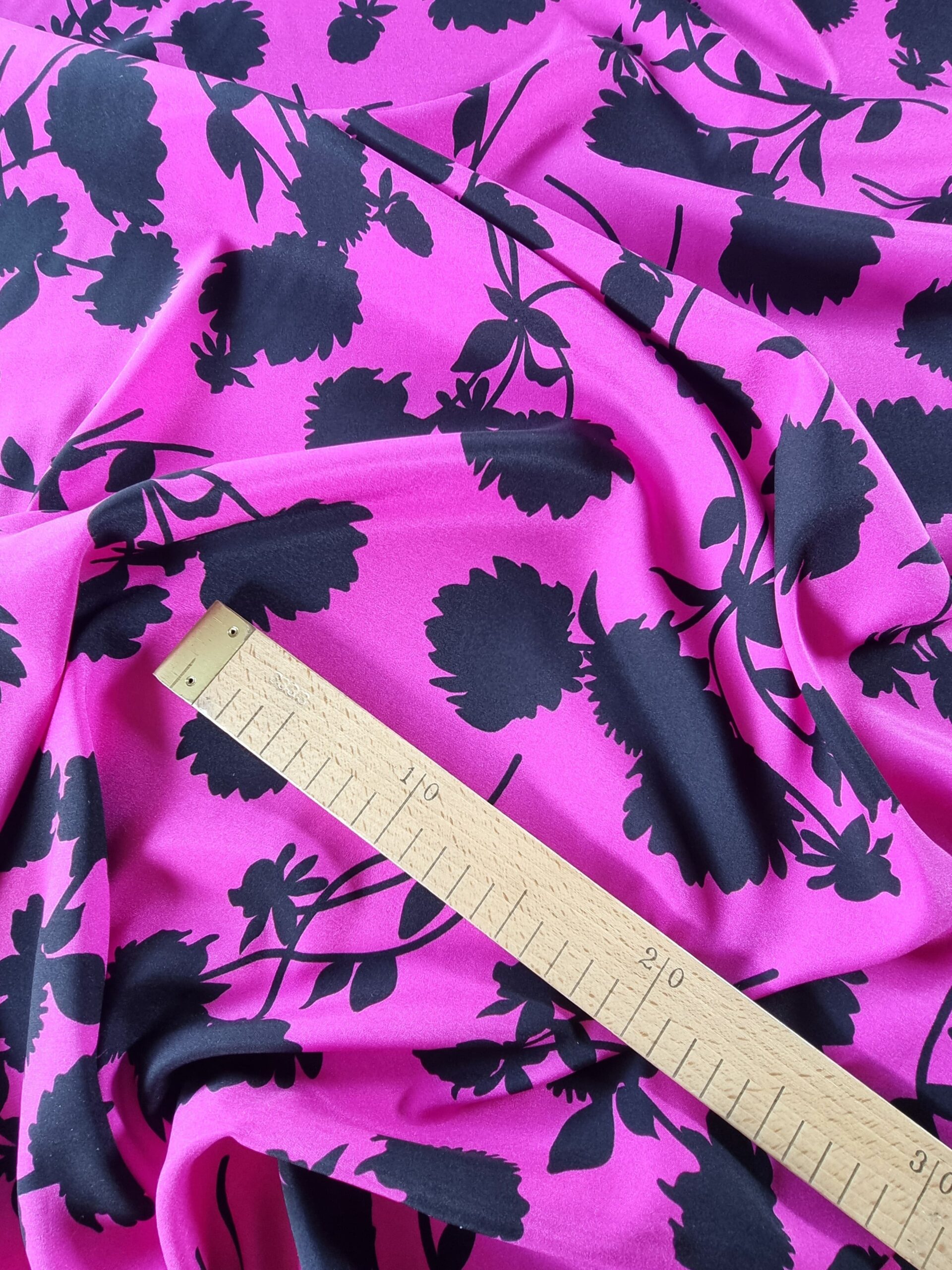 Tesatura crepe de chine din matase naturala - Imprimeu cu flori schitate Negre pe fond Cyclamen - imagine 4