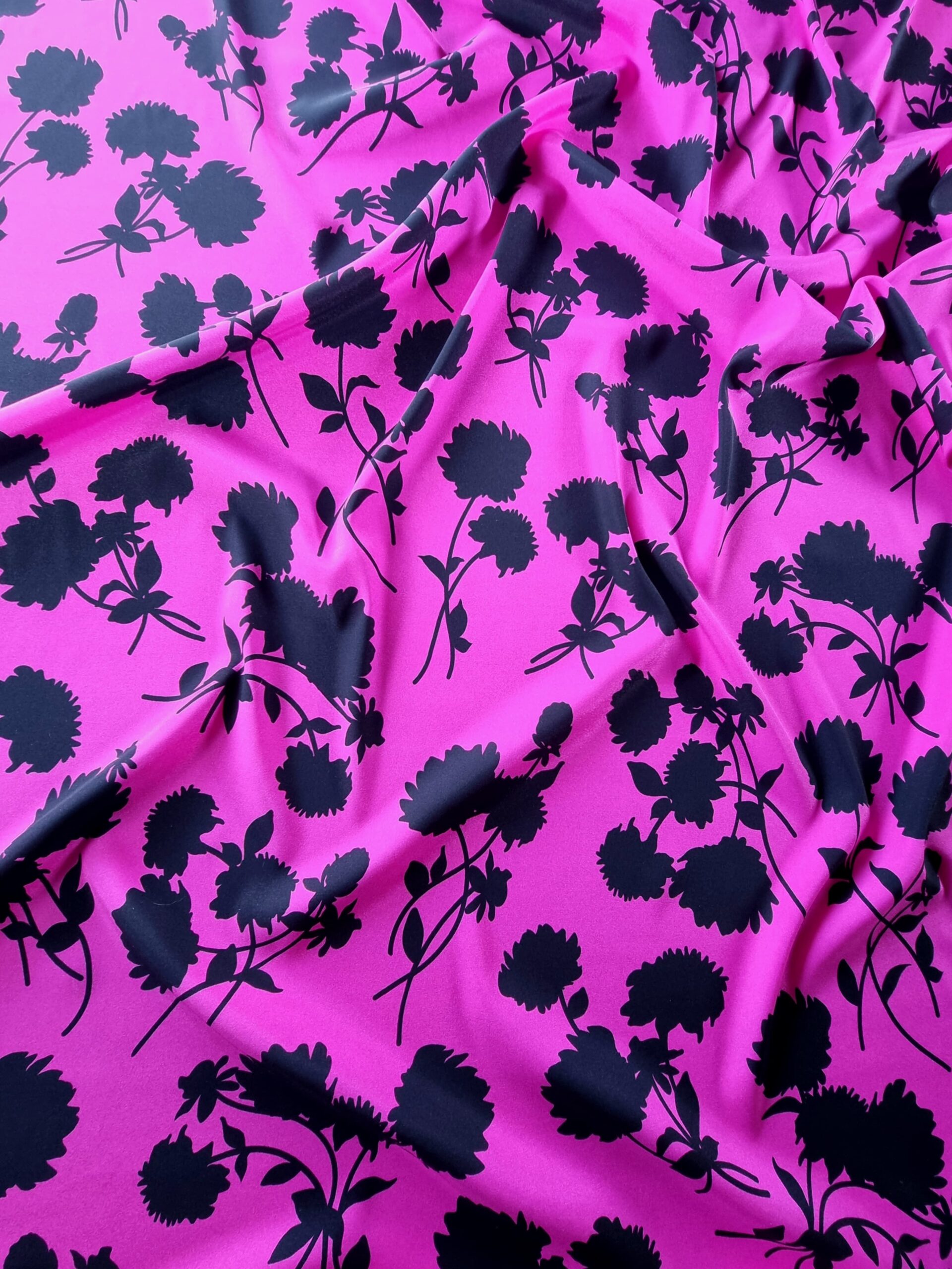 Tesatura crepe de chine din matase naturala - Imprimeu cu flori schitate Negre pe fond Cyclamen