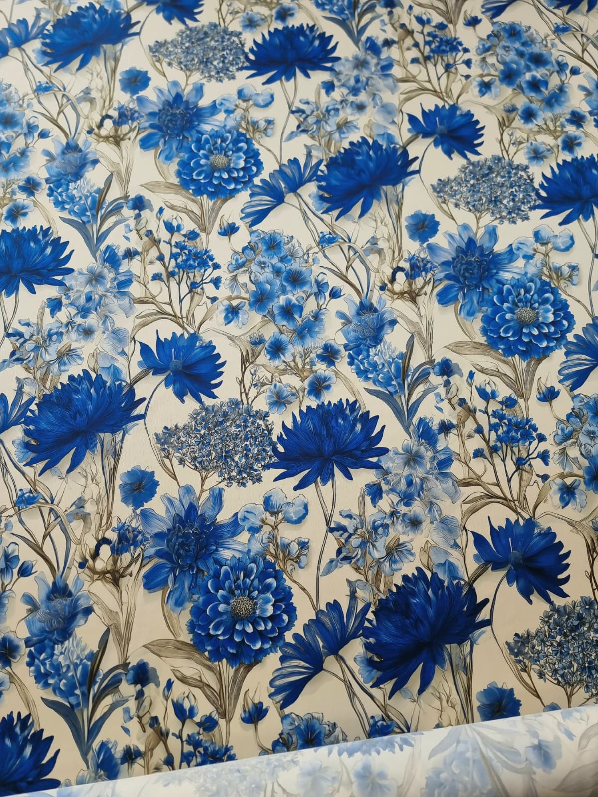 Tesatura crepe de chine din matase naturala - design floral, Albastru / Ivoire - imagine 7