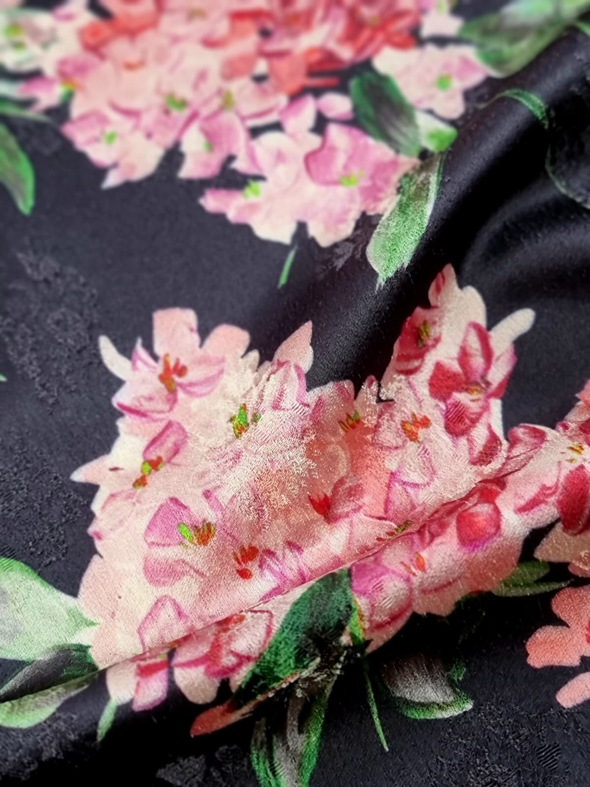Tesatura premium - dublu crepe matase - tip Jacquard cu model floral, Hortensii in nuanțe de roz-roșu pe fond Negru - imagine 7