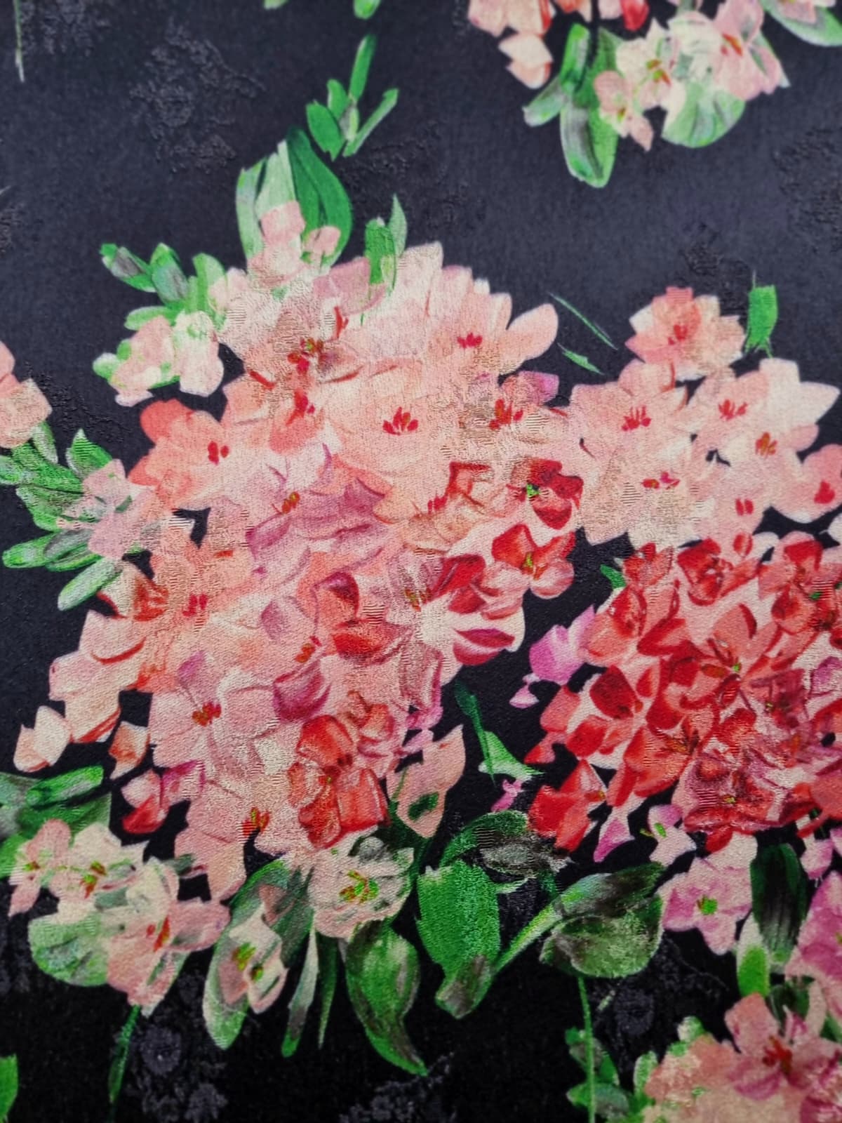 Tesatura premium - dublu crepe matase - tip Jacquard cu model floral, Hortensii in nuanțe de roz-roșu pe fond Negru - imagine 10