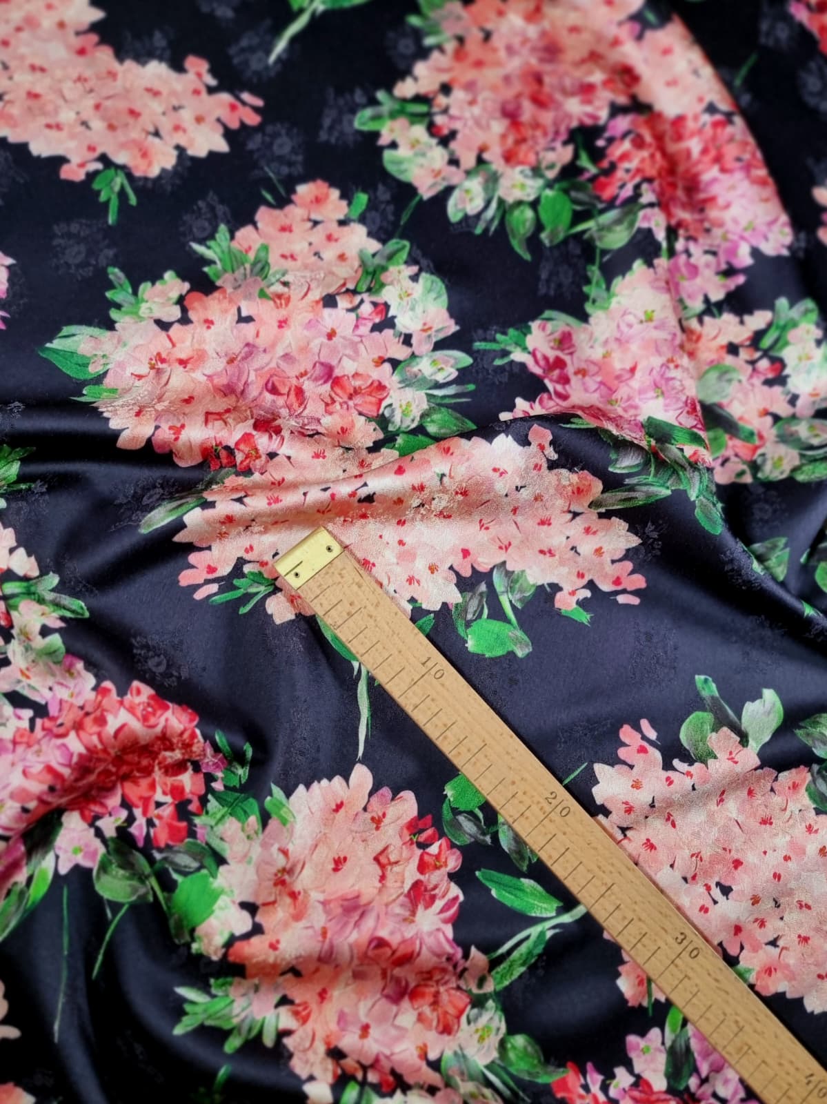 Tesatura premium - dublu crepe matase - tip Jacquard cu model floral, Hortensii in nuanțe de roz-roșu pe fond Negru - imagine 2
