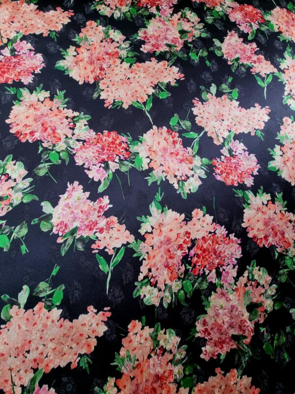 Tesatura premium – dublu crepe  matase  – tip Jacquard cu model floral, Hortensii in nuanțe de roz-roșu pe fond Negru