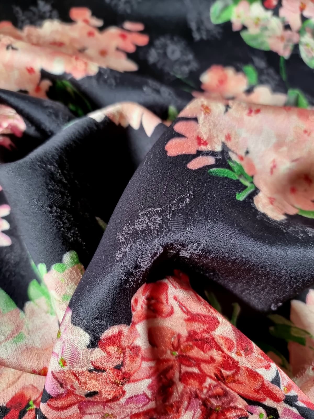 Tesatura premium - dublu crepe matase - tip Jacquard cu model floral, Hortensii in nuanțe de roz-roșu pe fond Negru - imagine 4