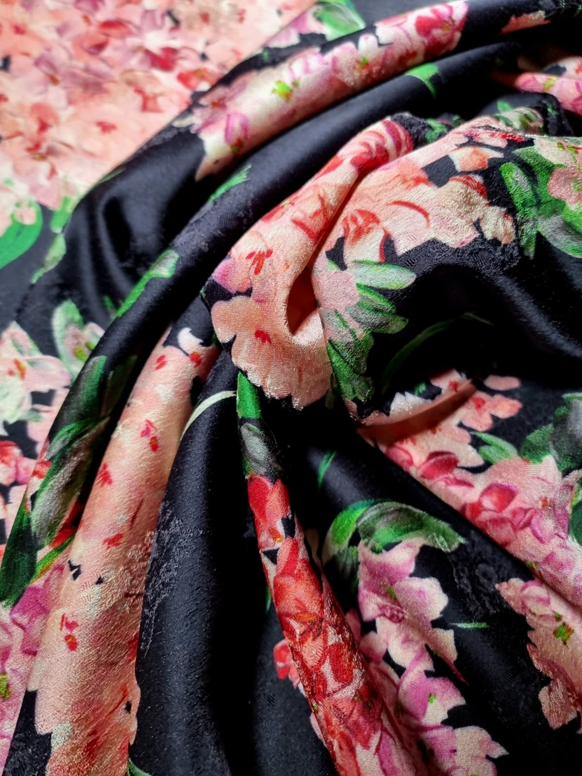 Tesatura premium - dublu crepe matase - tip Jacquard cu model floral, Hortensii in nuanțe de roz-roșu pe fond Negru - imagine 8
