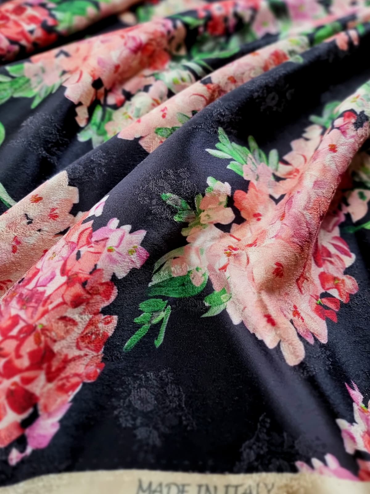 Tesatura premium - dublu crepe matase - tip Jacquard cu model floral, Hortensii in nuanțe de roz-roșu pe fond Negru - imagine 5