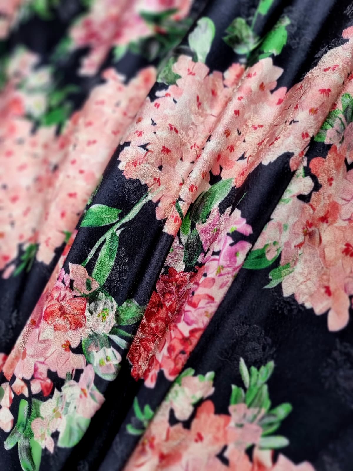 Tesatura premium - dublu crepe matase - tip Jacquard cu model floral, Hortensii in nuanțe de roz-roșu pe fond Negru - imagine 3