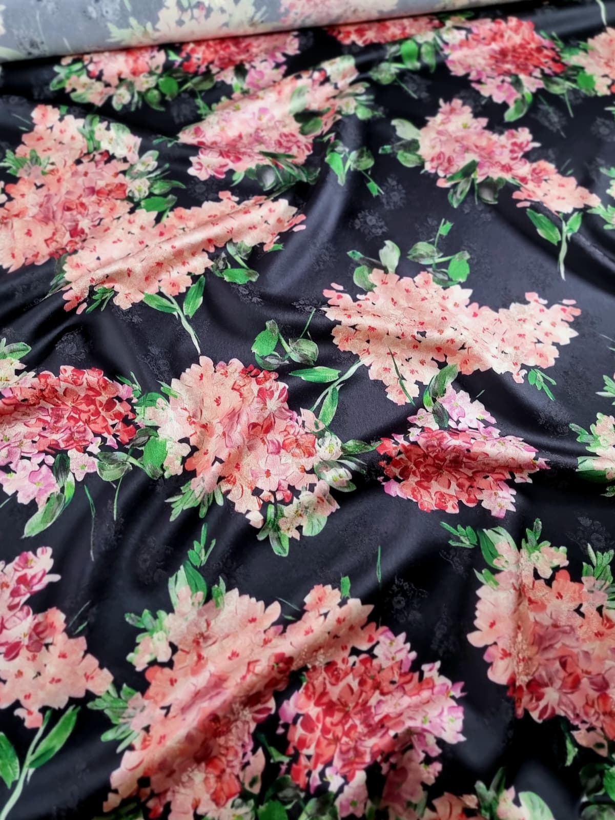 Tesatura premium - dublu crepe matase - tip Jacquard cu model floral, Hortensii in nuanțe de roz-roșu pe fond Negru - imagine 9