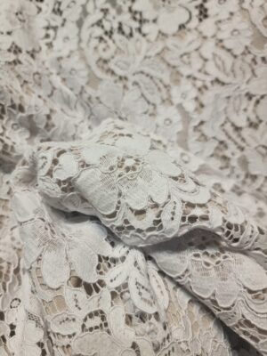 Dantela ajurată din fibre naturale - model floral, Alb