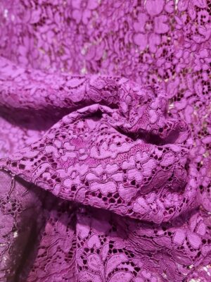 Dantela ajurată din fibre naturale - model floral, Mov - magenta