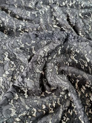 Dantela ajurată din fibre naturale - model floral, Negru