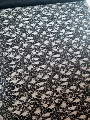 Dantela premium din  fibre naturale cu design floral si borduri simetrice, Negru