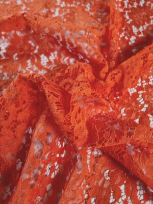 Dantela ajurată din fibre naturale - model floral, Rosu corai