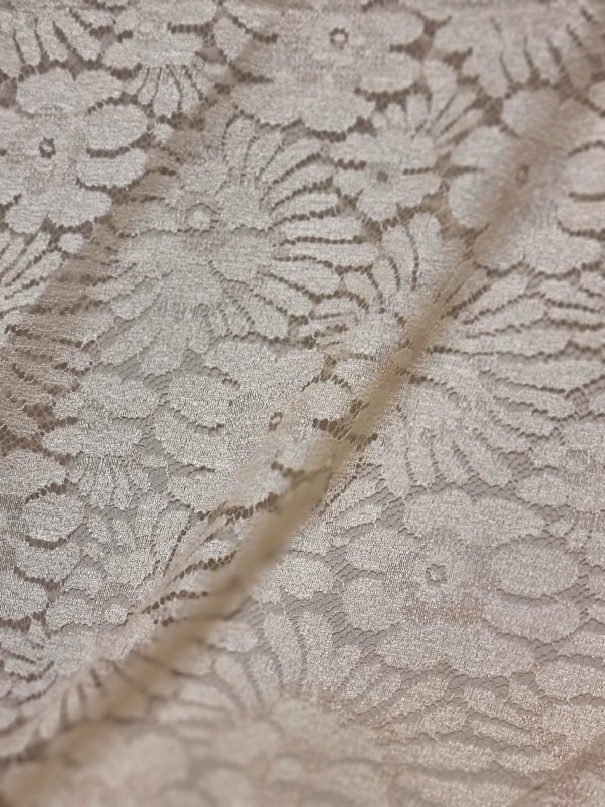 Dantela fina cu model floral - tip Chantilly, Bej deschis - imagine 2