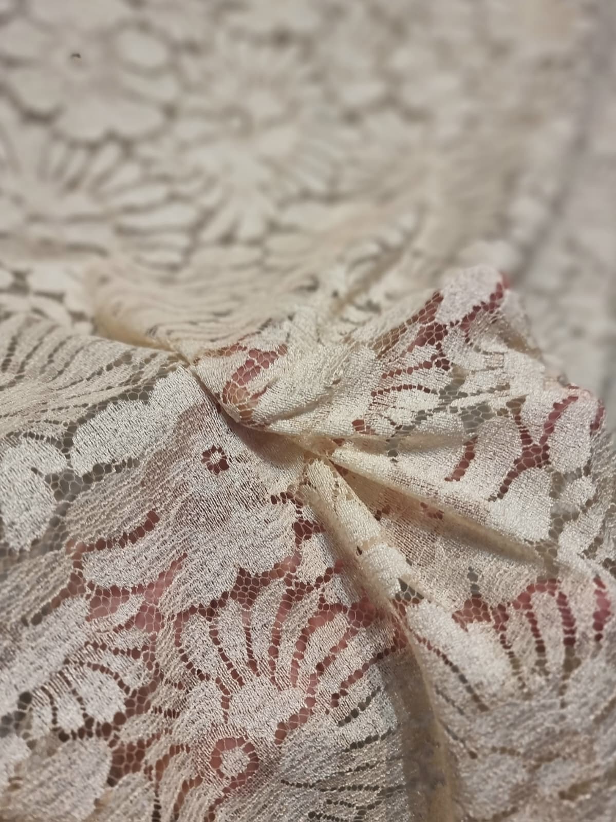 Dantela fina cu model floral - tip Chantilly, Bej deschis - imagine 11