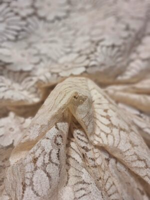 Dantela fina cu model floral - tip Chantilly, Bej deschis