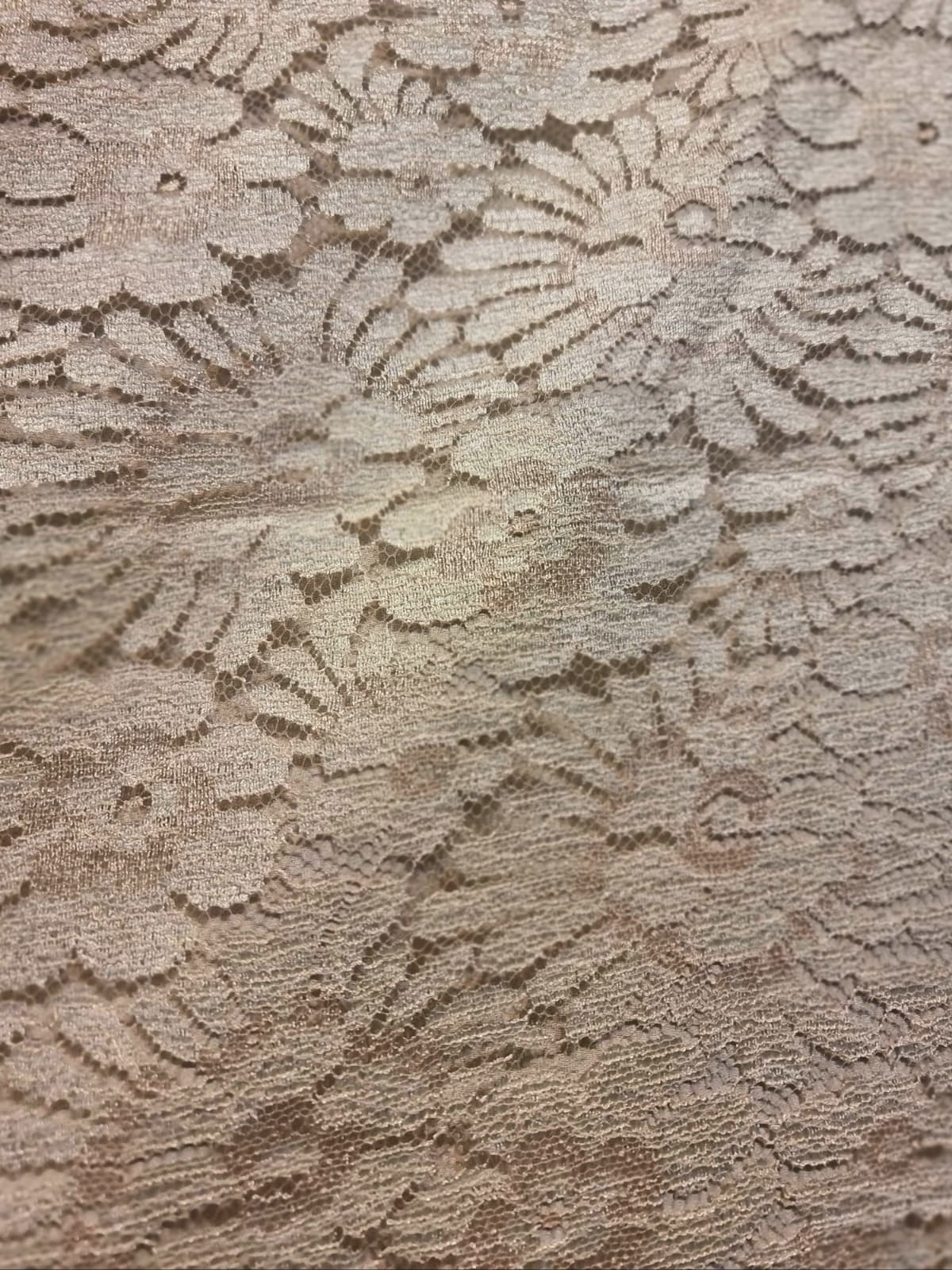 Dantela fina cu model floral - tip Chantilly, Bej deschis - imagine 3