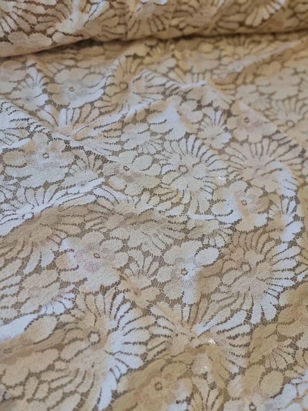 Dantela fina cu model floral - tip Chantilly, Bej deschis - imagine 5