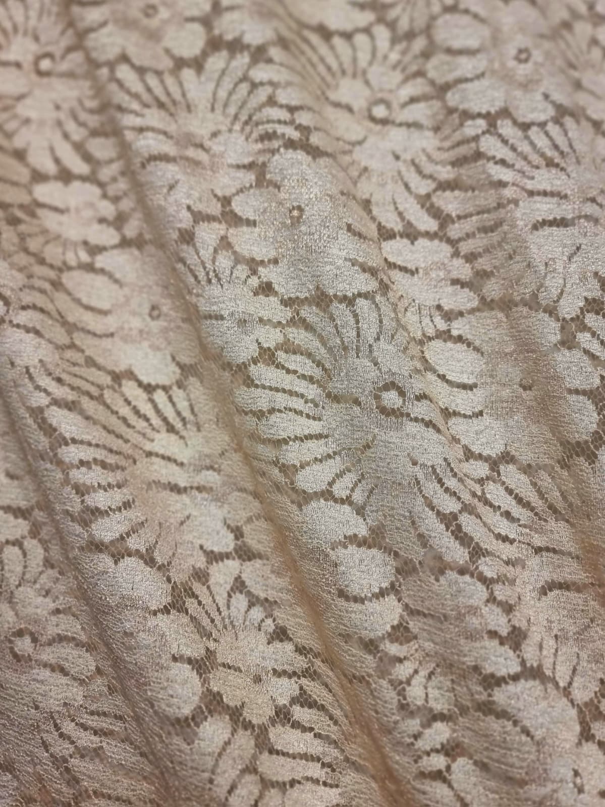 Dantela fina cu model floral - tip Chantilly, Bej deschis - imagine 6