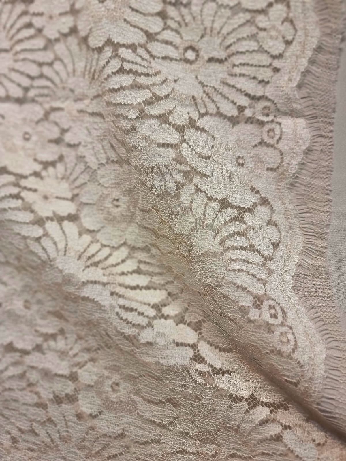 Dantela fina cu model floral - tip Chantilly, Bej deschis - imagine 7