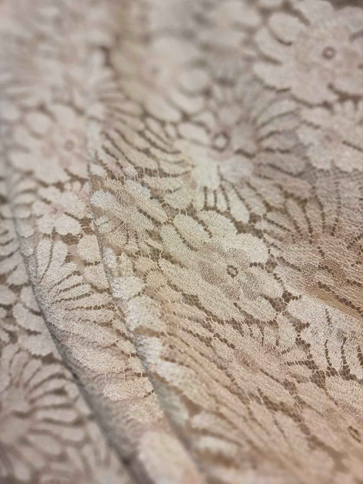 Dantela fina cu model floral - tip Chantilly, Bej deschis - imagine 9
