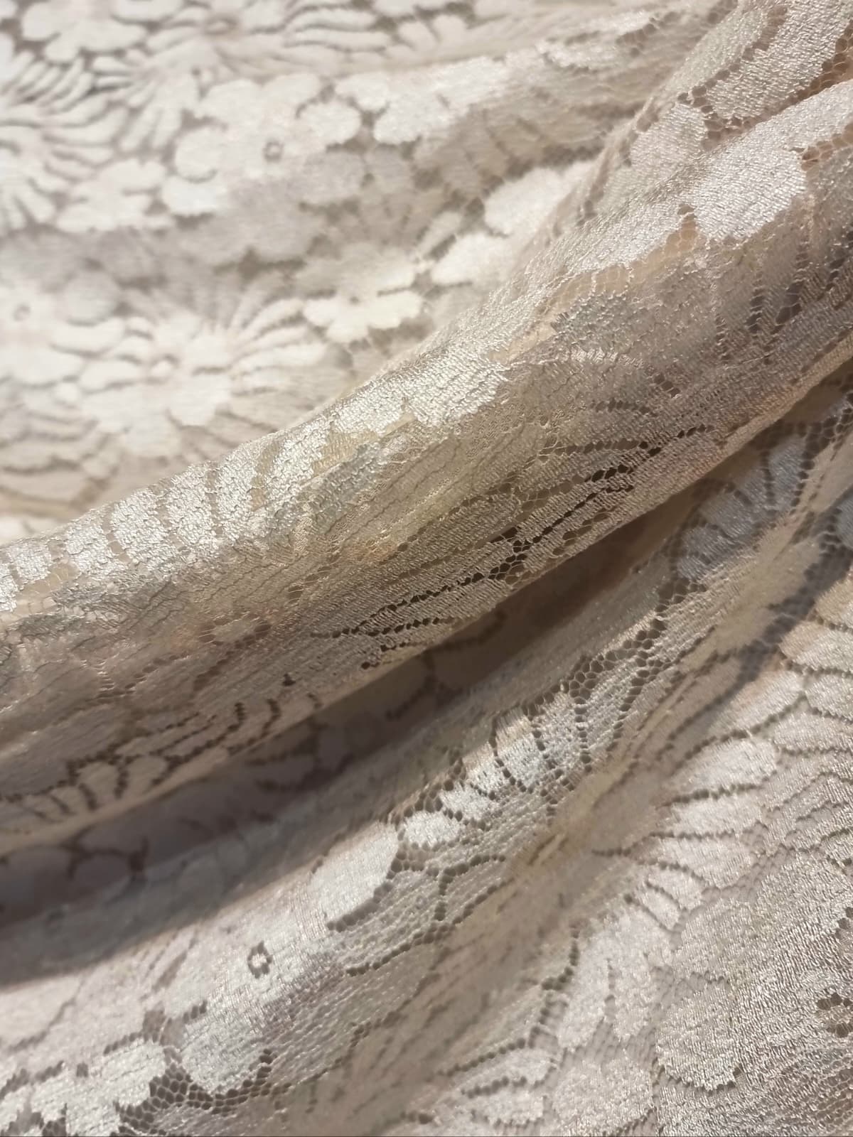 Dantela fina cu model floral - tip Chantilly, Bej deschis - imagine 10