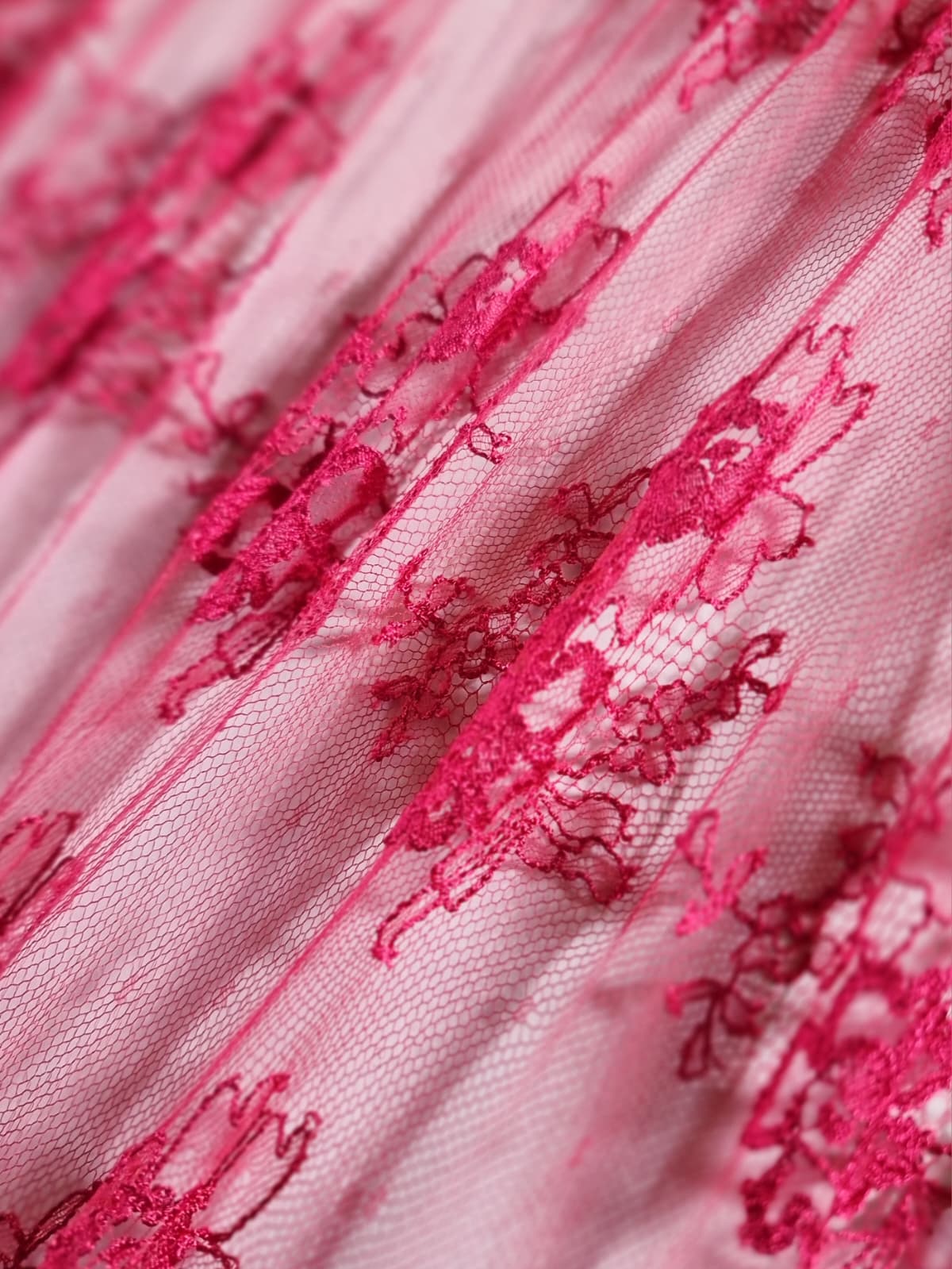 Dantela fina model floral - tip Chantilly, Roșu - imagine 4