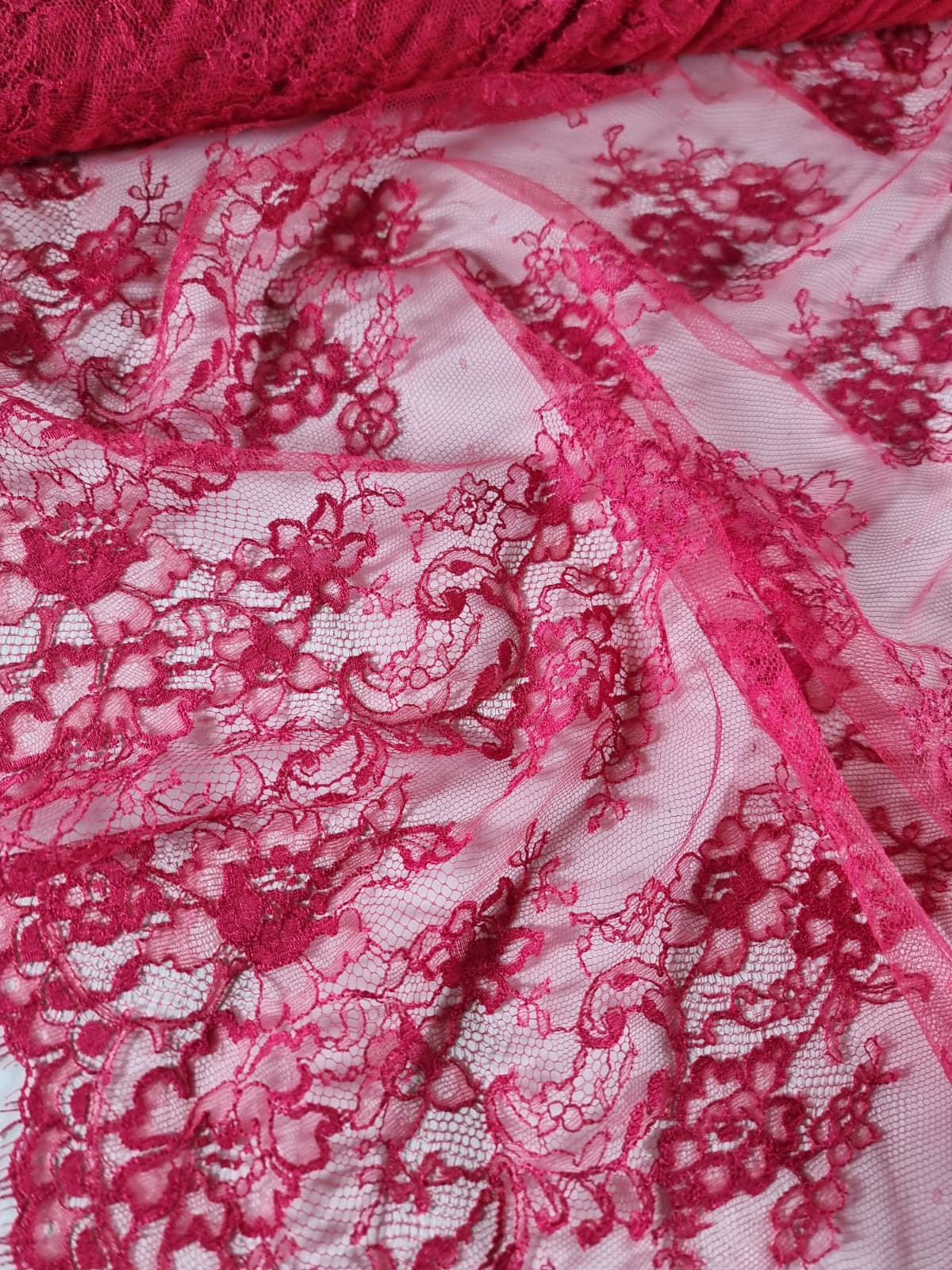 Dantela fina model floral - tip Chantilly, Roșu - imagine 3