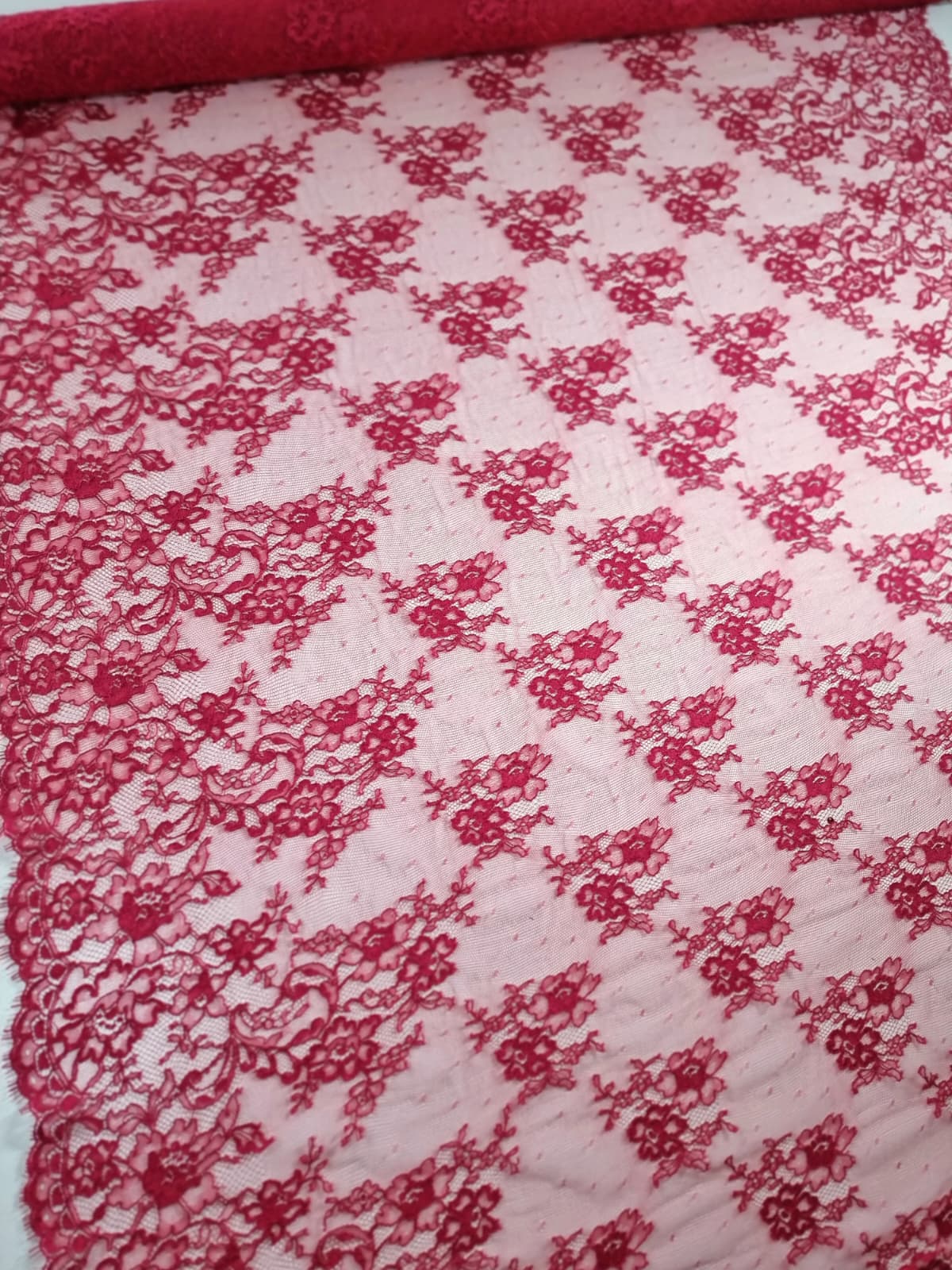 Dantela fina model floral - tip Chantilly, Roșu