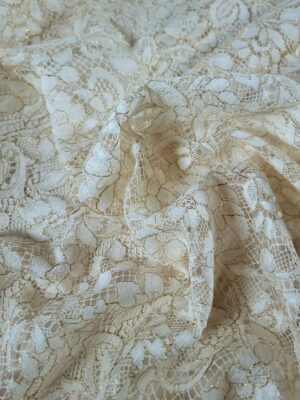 Dantela premium din fibre naturale - model floral, Ivoire cu inserție delicată de fir Auriu