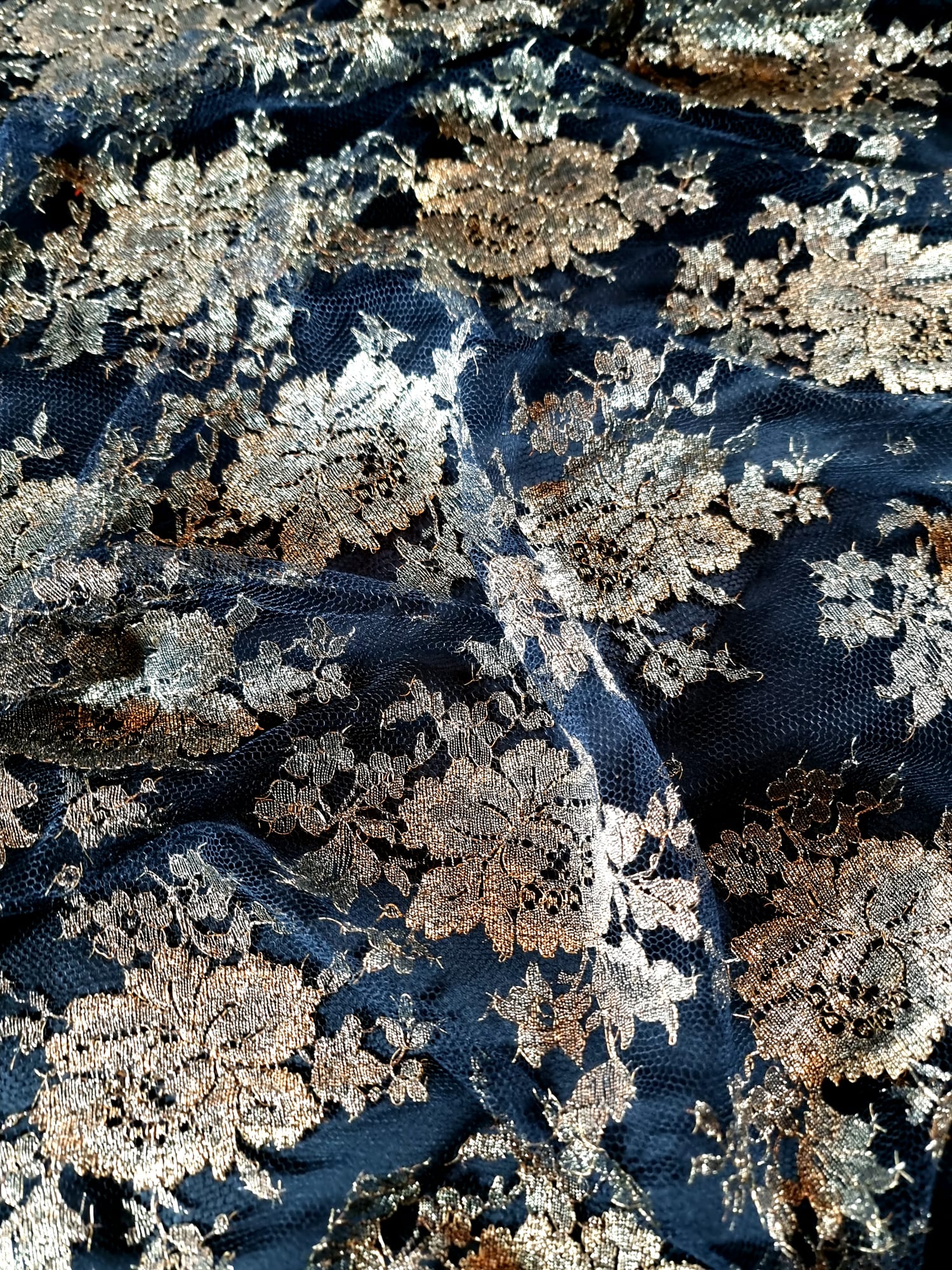 Dantela premium cu inserții de fir auriu antic, floral - pe tulle negru - imagine 9