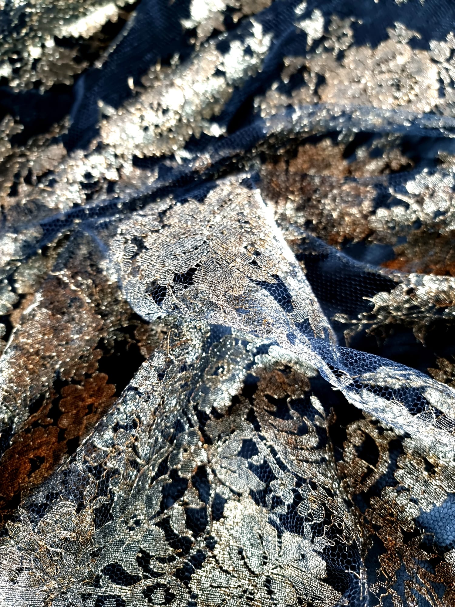 Dantela premium cu inserții de fir auriu antic, floral - pe tulle negru - imagine 11