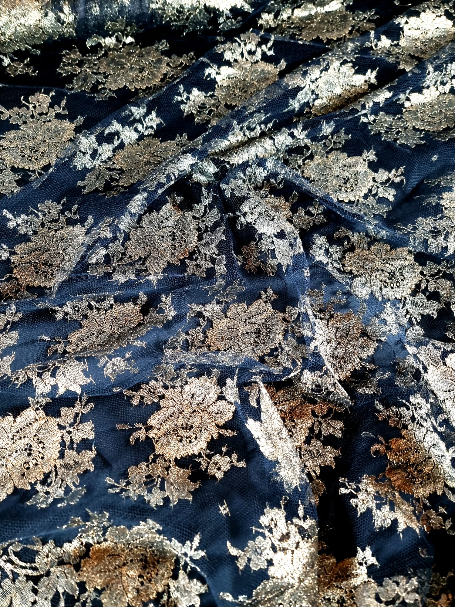 Dantela premium cu inserții de fir auriu antic, floral - pe tulle negru - imagine 7