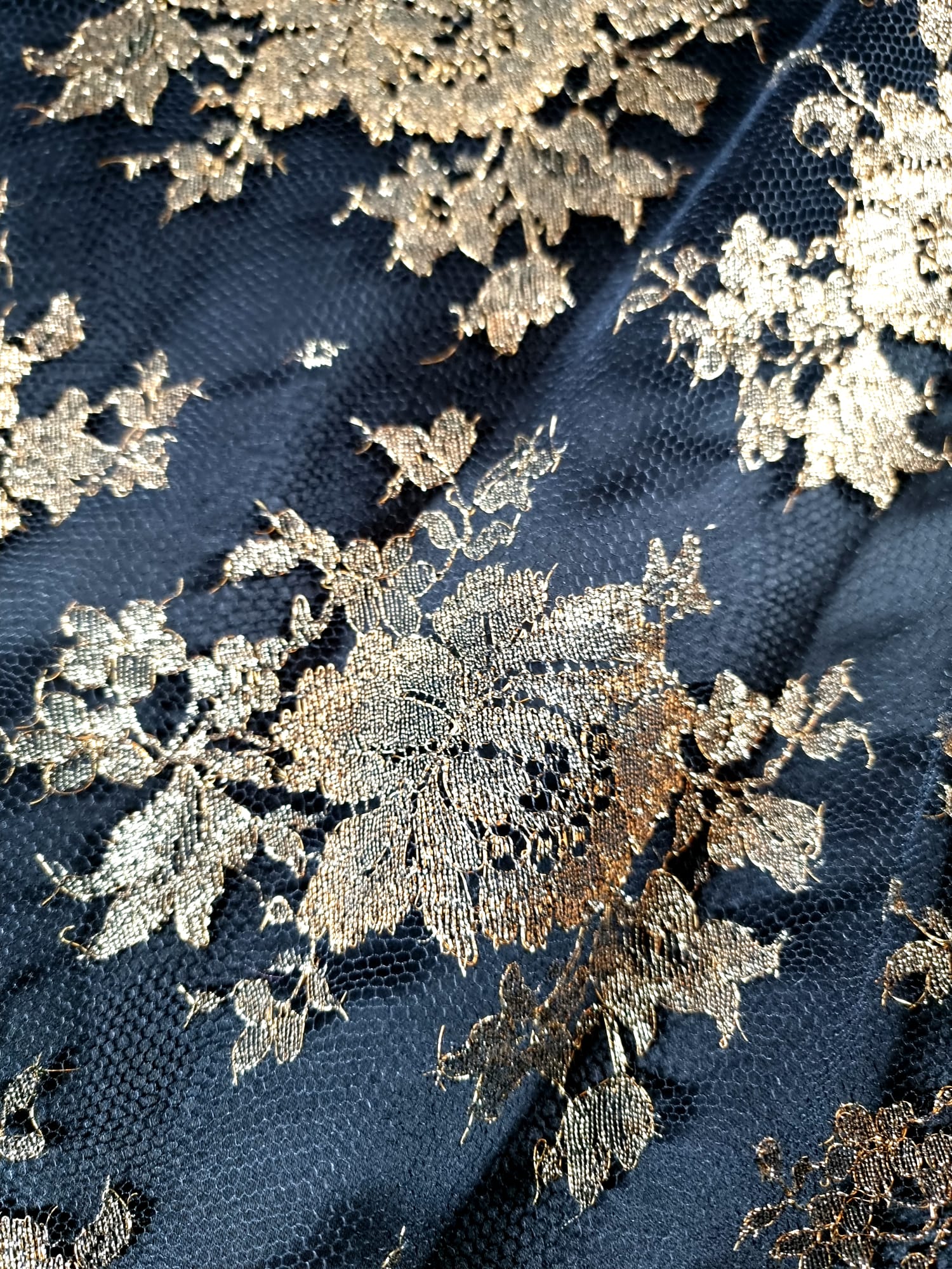 Dantela premium cu inserții de fir auriu antic, floral - pe tulle negru - imagine 2