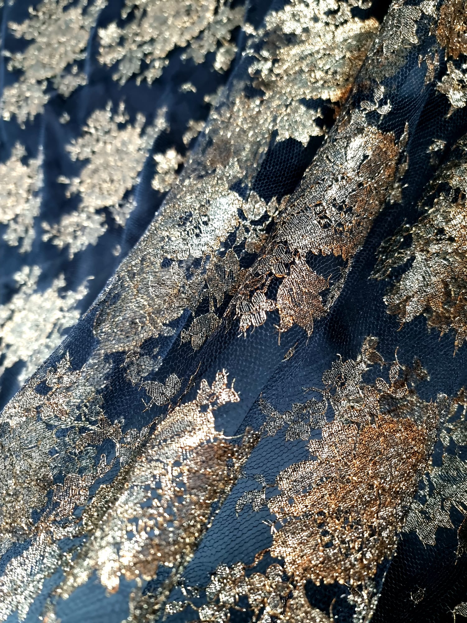 Dantela premium cu inserții de fir auriu antic, floral - pe tulle negru - imagine 5