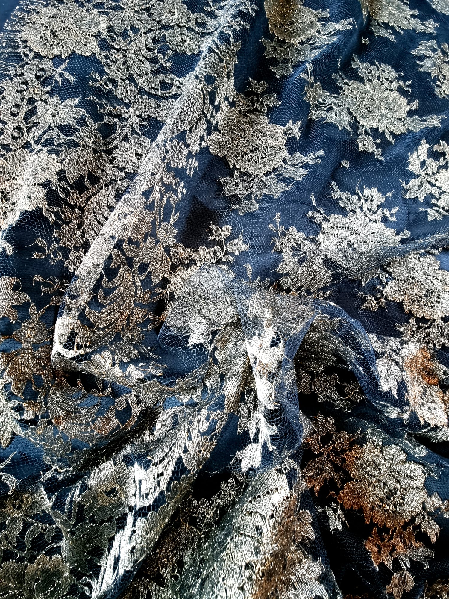 Dantela premium cu inserții de fir auriu antic, floral - pe tulle negru - imagine 3