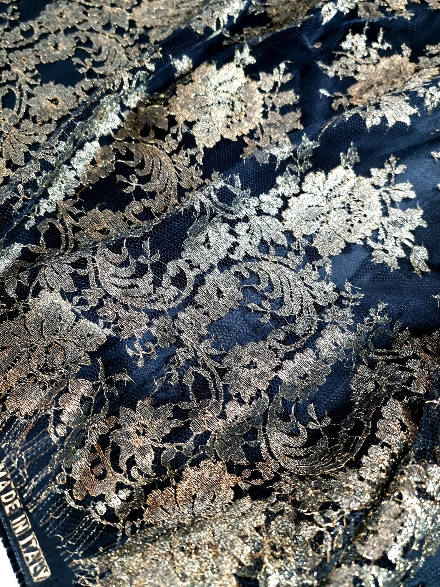 Dantela premium cu inserții de fir auriu antic, floral - pe tulle negru - imagine 6