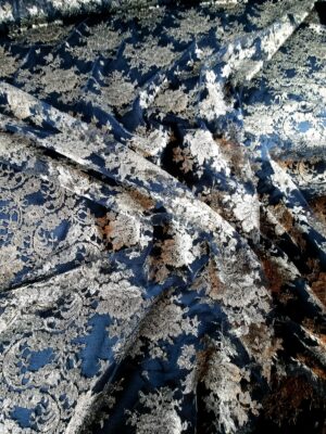 Dantela premium cu inserții de fir auriu antic, floral - pe tulle negru