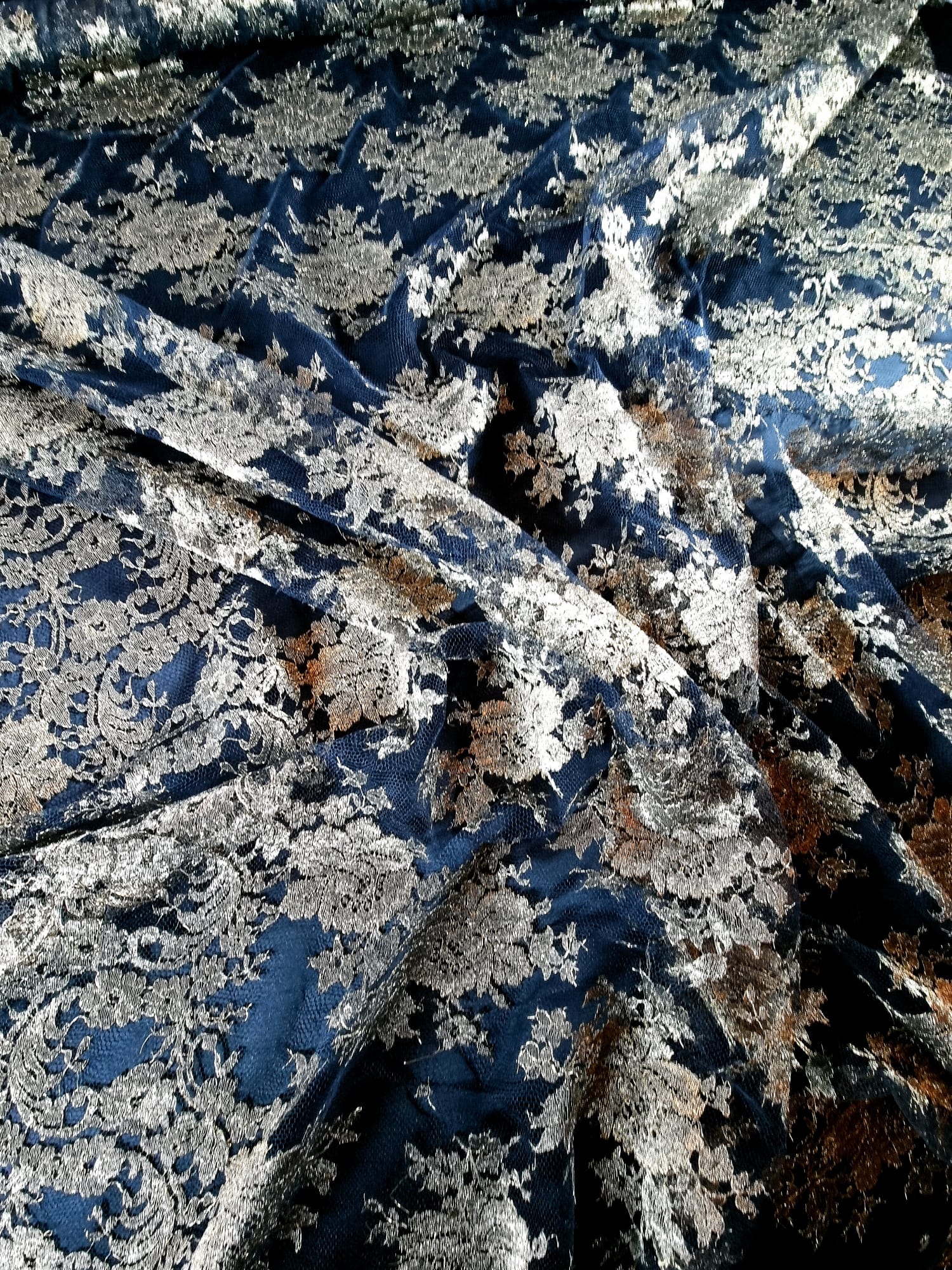 Dantela premium cu inserții de fir auriu antic, floral - pe tulle negru