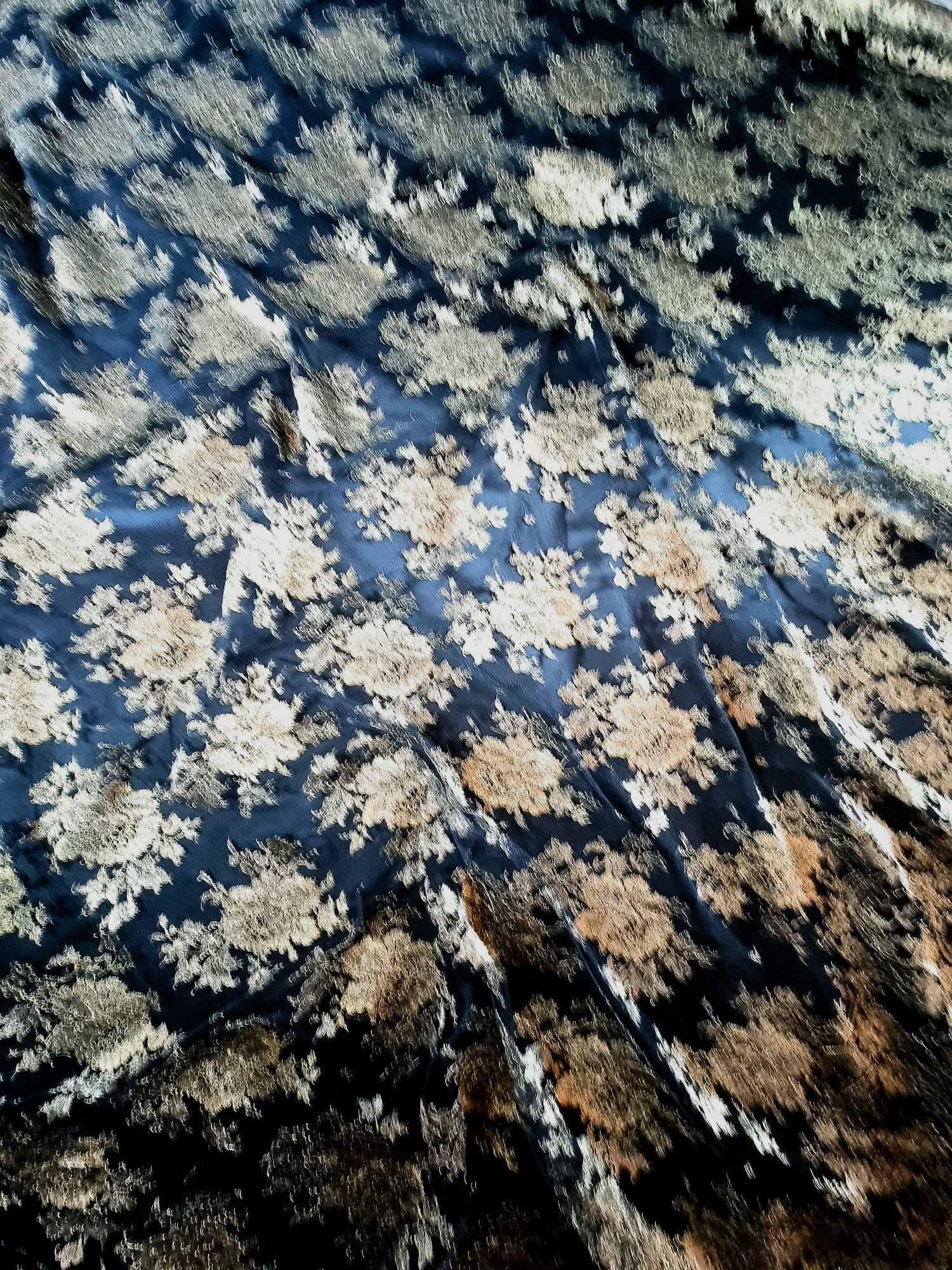 Dantela premium cu inserții de fir auriu antic, floral - pe tulle negru - imagine 4