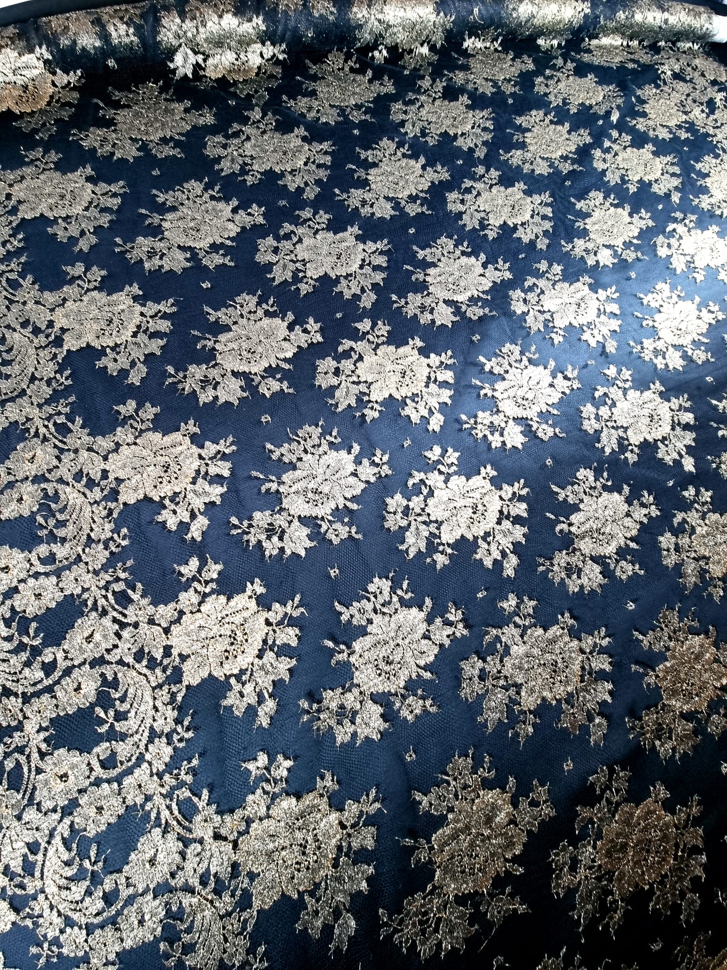 Dantela premium cu inserții de fir auriu antic, floral - pe tulle negru - imagine 10