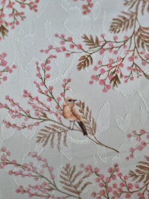 Tesatura Jacquard din bumbac cu imprimeu cu crenguțe cu flori Roz si pasarele, pe fond alb