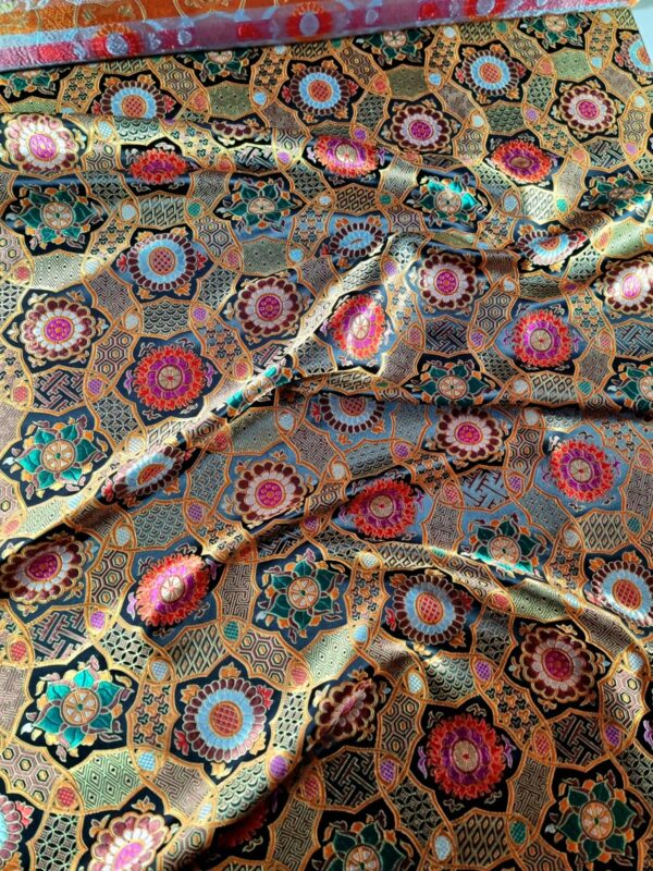 Tesatura Jacquard cu aspect satinat – design cu motive etno, Multicolor