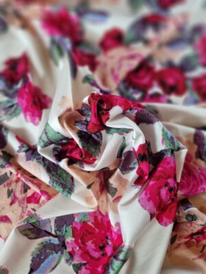 Tesatura jerse din viscoza - Imprimeu cu flori vișinii - piersicii pe fond Ivoire