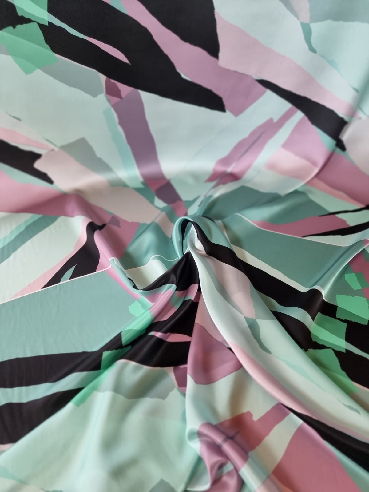 Tesatura din matase naturala satinata sub formă de panou cu design geometric, nuanțe de Verde / Roz / Negru - imagine 6