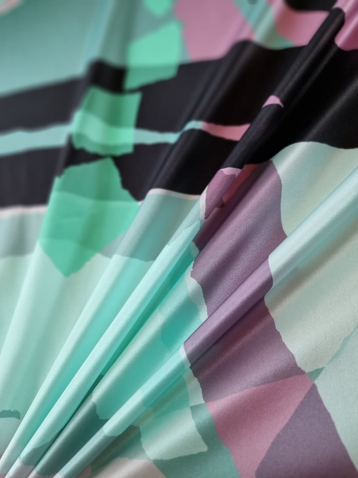 Tesatura din matase naturala satinata sub formă de panou cu design geometric, nuanțe de Verde / Roz / Negru - imagine 8