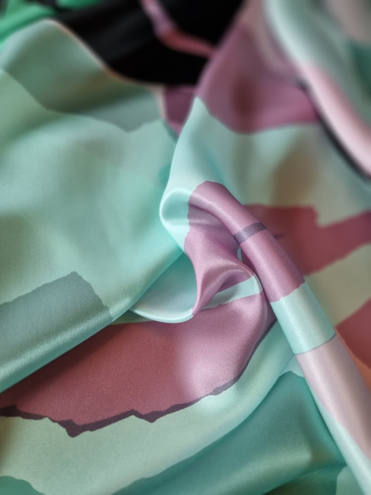 Tesatura din matase naturala satinata sub formă de panou cu design geometric, nuanțe de Verde / Roz / Negru - imagine 3