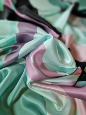 Tesatura din matase naturala satinata sub formă de panou cu design geometric,  nuanțe de Verde / Roz / Negru