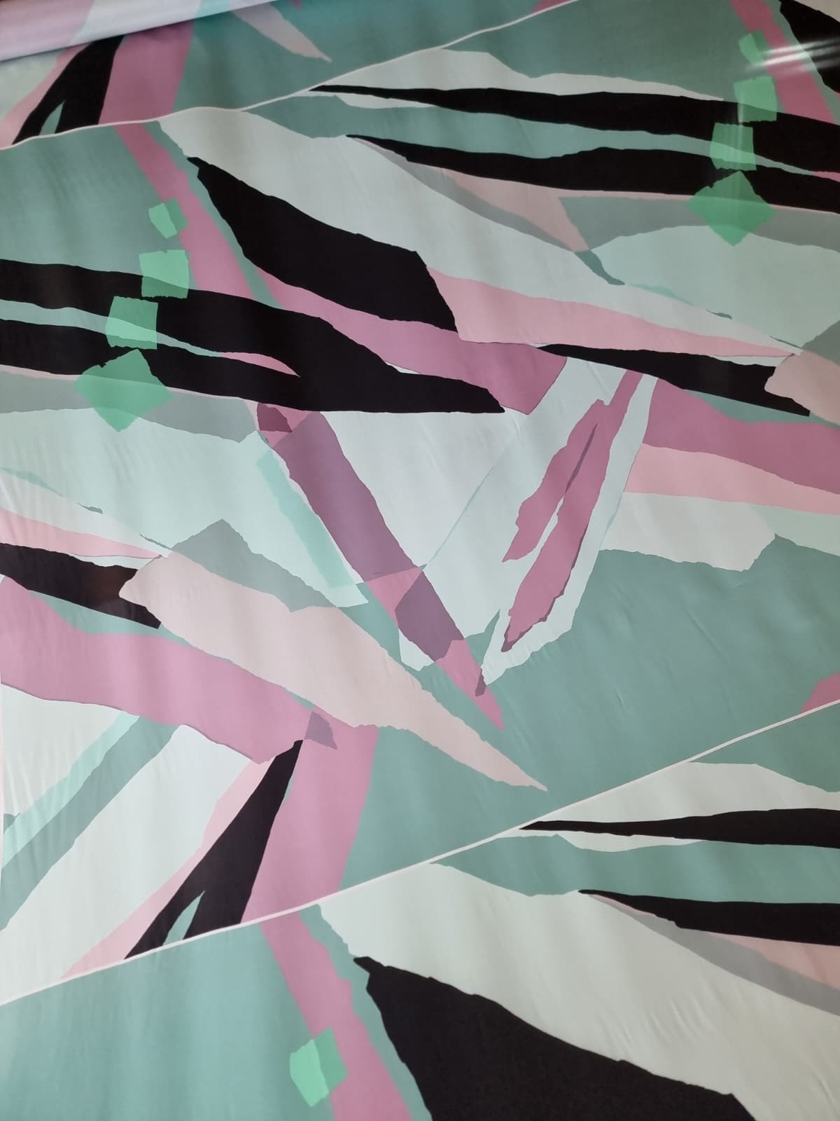 Tesatura din matase naturala satinata sub formă de panou cu design geometric, nuanțe de Verde / Roz / Negru - imagine 4